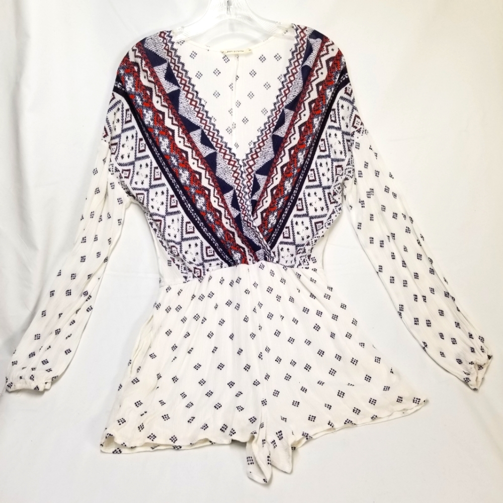 Chloe & Katie Womans Sz M White Blue Embroidered Romper Long Sleeve V Neck